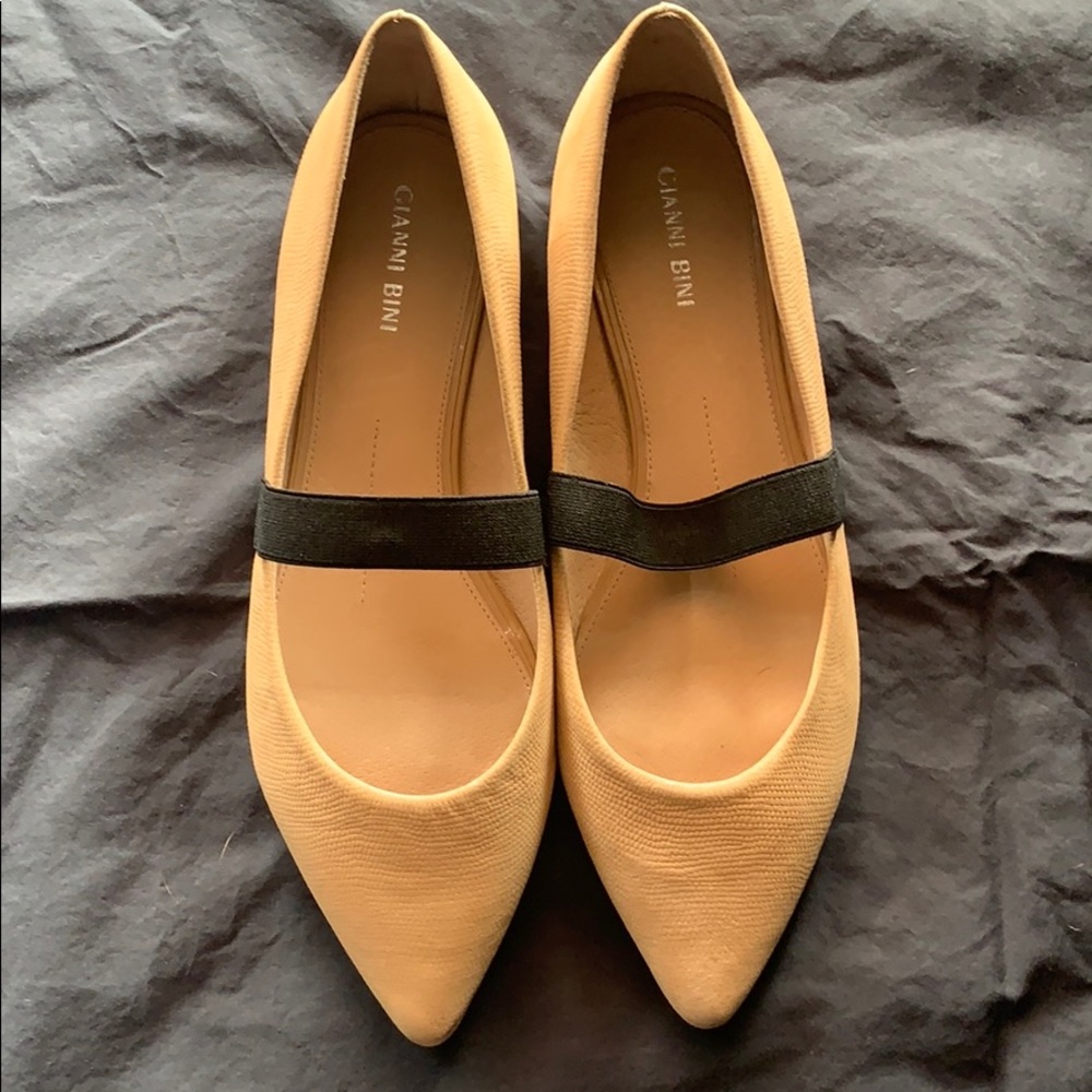 Never worn Gianni Bini nude flats
